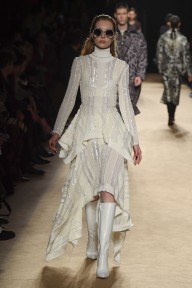 Look 16